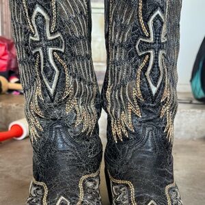 BLACK AND BROWN INLAY
CROSS AND WINGS
EMBROIDERY SNIP TOE
COWBOY BOOT (SIZE 9M)